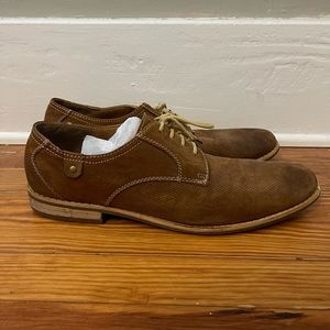 Men’s Steve Madden dress shoes. Tan in color. Size 13.